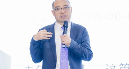 杨春宝律师在陆家嘴金融法律高峰论坛作主题演讲